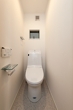 【賃貸部】小さめですが、多機能ウォシュレットを備えた清潔感あるトイレです