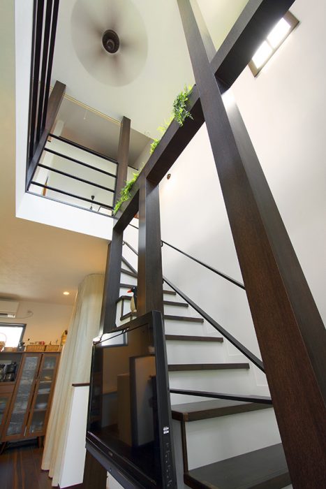 階段の手すりにはフラットなバーを使用。鉄のレトロ感がご夫妻のお気に入りです