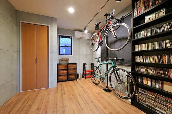 1階にはご主人の趣味の自転車を置くバイクスペース